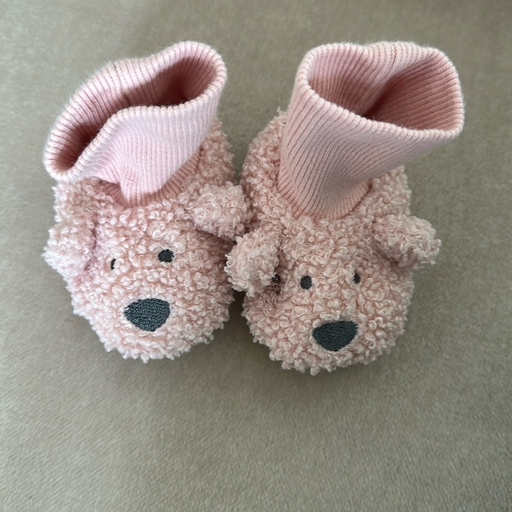 Fuzzy baby slippers 0-6m